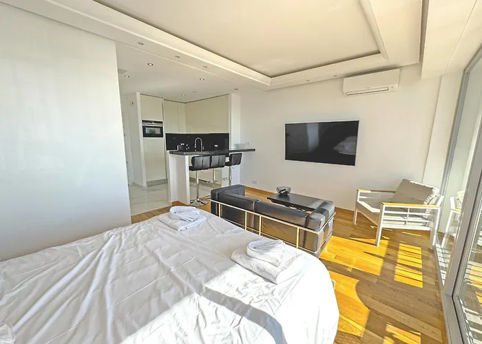 Cariatides - Promenade Apartman *