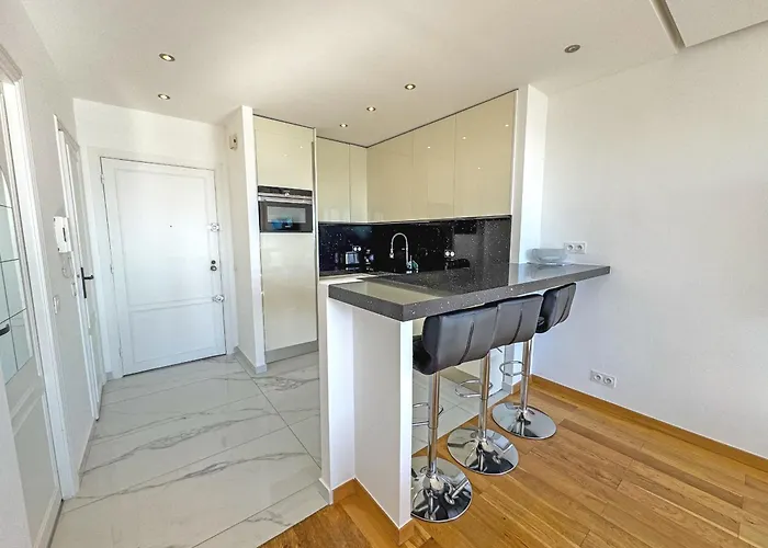 Cariatides - Promenade Apartman Nizza