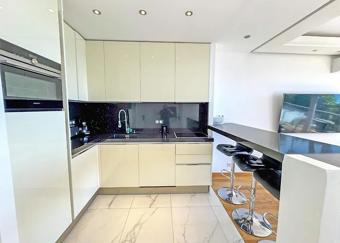 Cariatides - Promenade Apartman *