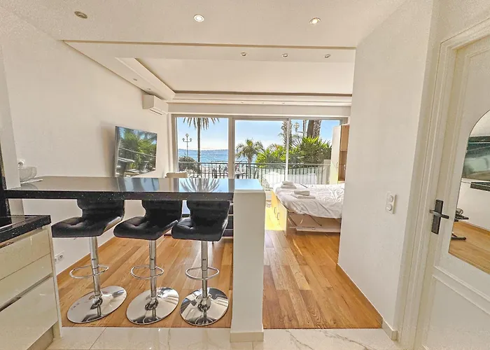 Cariatides - Promenade Apartman Nizza