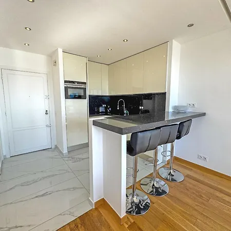 Cariatides - Promenade Apartman Nizza