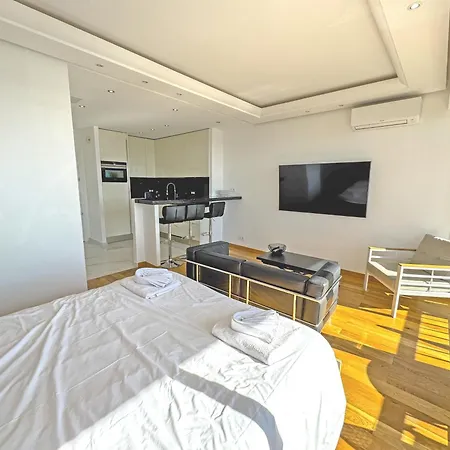 Cariatides - Promenade Apartment *